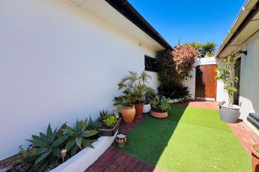 To Let 4 Bedroom Property for Rent in Goodwood Estate Western Cape
